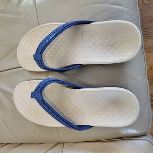 Vionic womens blue flip flops size 10